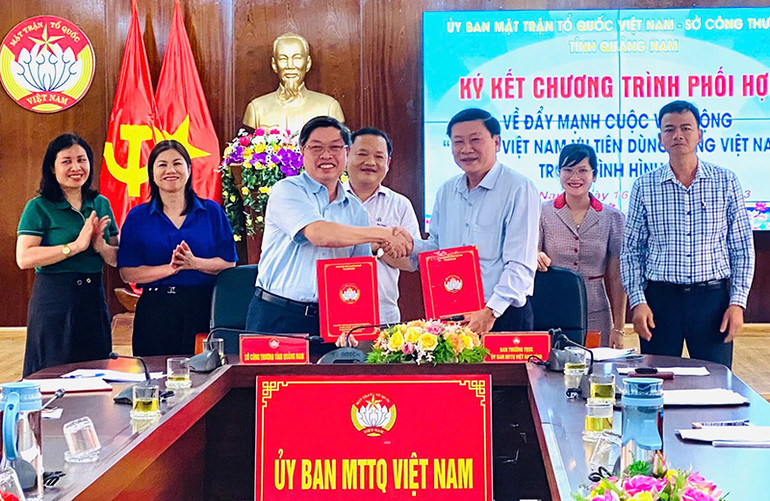 Ủy ban Mặt trận Tổ quốc Việt Nam tỉnh Quảng Nam và Sở Công thương Quảng Nam ký kết chương trình phối hợp về đẩy mạnh cuộc vận động người Việt Nam dùng hàng Việt Nam Ủy ban Mặt trận Tổ quốc Việt Nam tỉnh Quảng Nam và Sở Công thương Quảng Nam ký kết chương trình phối hợp về đẩy mạnh cuộc vận động người Việt Nam dùng hàng Việt Nam