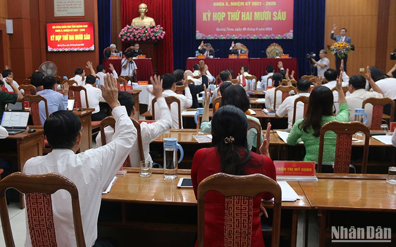 Các đại biểu Hội đồng nhân dân tỉnh biểu quyết thông qua 17 nghị quyết quan trọng