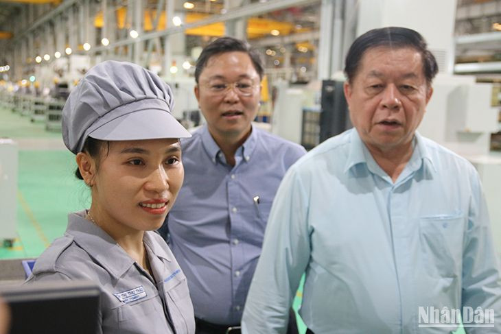 Đồng chí Nguyễn Trọng Nghĩa tìm hiểu về thu nhập, đời sống người lao động tại Khu công nghiệp Thaco Chu Lai.