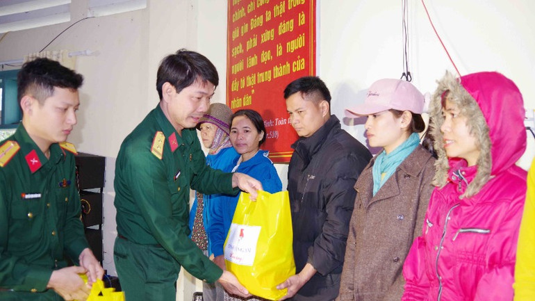 Bộ Chỉ huy Quân sự tỉnh trao 120 suất quà tặng gia đình chính sách, hộ nghèo nhân dịp đón Tết cổ truyền. Bộ Chỉ huy Quân sự tỉnh trao 120 suất quà tặng gia đình chính sách, hộ nghèo nhân dịp đón Tết cổ truyền.