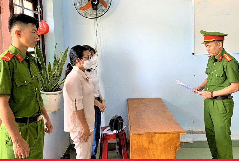 Cơ quan Cảnh sát điều tra, Công an huyện Núi Thành tống đạt các quyết định khởi tố đối với Hoàng Thị Xuân Thảo và Đặng Thị Duyên. Cơ quan Cảnh sát điều tra, Công an huyện Núi Thành tống đạt các quyết định khởi tố đối với Hoàng Thị Xuân Thảo và Đặng Thị Duyên.