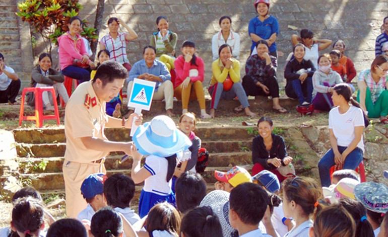 Tuyên truyền, giáo dục về trật tự an toàn giao thông cho học sinh tiểu học ở miền núi Quảng Nam.