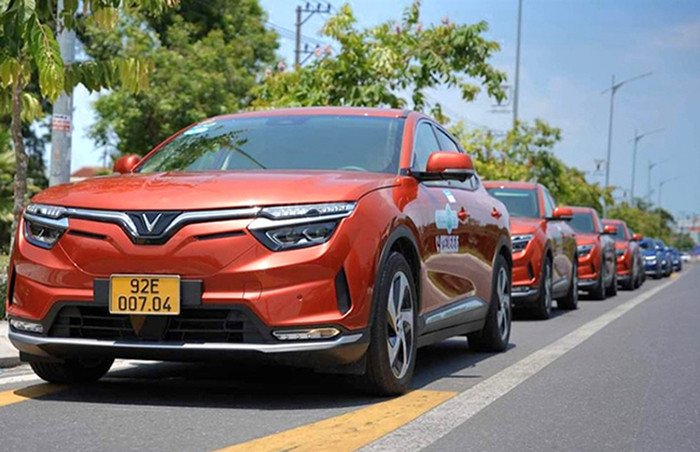 Công ty TNHH Sông Hoài Hội An đưa 50 xe taxi chạy bằng điện vào phục vụ người dân và du khách. Công ty TNHH Sông Hoài Hội An đưa 50 xe taxi chạy bằng điện vào phục vụ người dân và du khách.