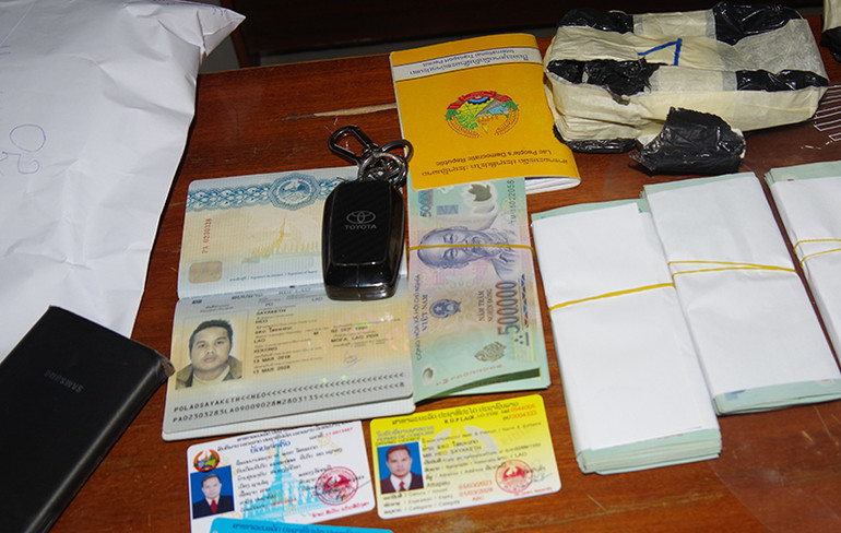 Tang vật thu giữ gồm 445 triệu đồng Việt Nam và 40 triệu kíp Lào.