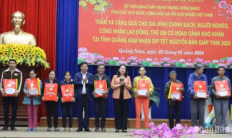 Phó Chủ tịch nước Võ Thị Ánh Xuân và Bí thư Tỉnh ủy Quảng Nam Lương Nguyễn Minh Triết trao quà tặng gia đình chính sách, hộ nghèo Quảng Nam.