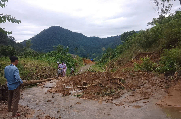 Mưa lớn gây sạt lở nhiều tuyến đường giao thông liên xã trên địa bàn huyện Nam Trà My.