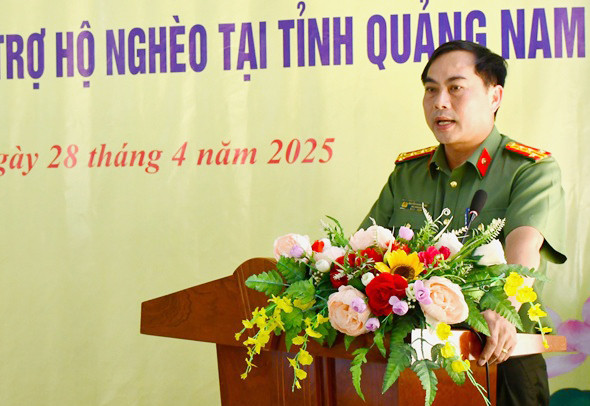 Đại tá Nguyễn Xuân Hoàng, Phó Giám đốc Công an tỉnh Quảng Nam phát biểu tại buổi lễ.