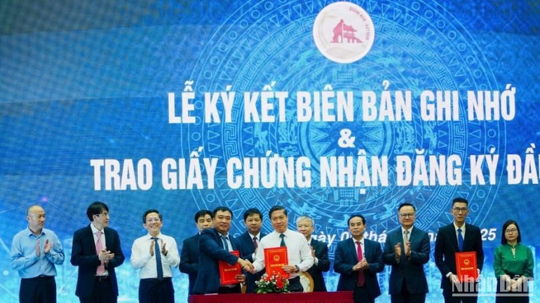 Ký kết các biên bản ghi nhớ hợp tác đầu tư giữa lãnh đạo Ủy ban nhân dân tỉnh Quảng Nam và các nhà đầu tư. Ký kết các biên bản ghi nhớ hợp tác đầu tư giữa lãnh đạo Ủy ban nhân dân tỉnh Quảng Nam và các nhà đầu tư.