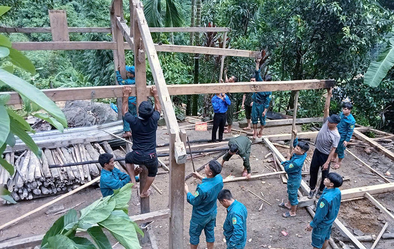 Ủy ban nhân dân xã Trà Cang huy động các lực lượng di dời nhà ở người dân làng Tak Chay đến nơi ở mới an toàn.