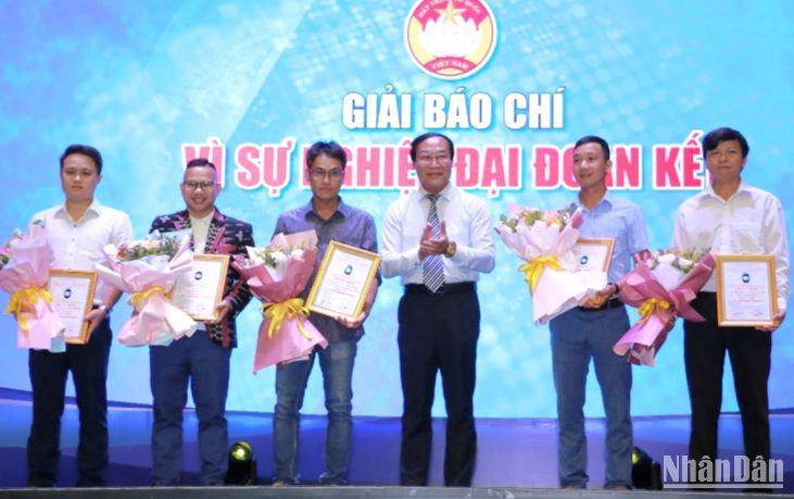 Trao giải thưởng cho các tác giả đoạt Giải thưởng vì sự nghiệp đại đoàn kết.