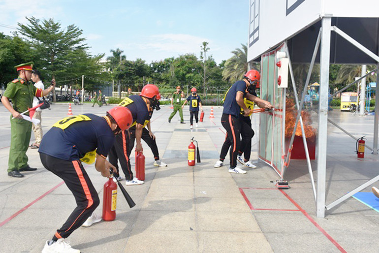Phần thi thực hành nghiệp vụ chữa cháy và cứu nạn cứu hộ. Phần thi thực hành nghiệp vụ chữa cháy và cứu nạn cứu hộ.