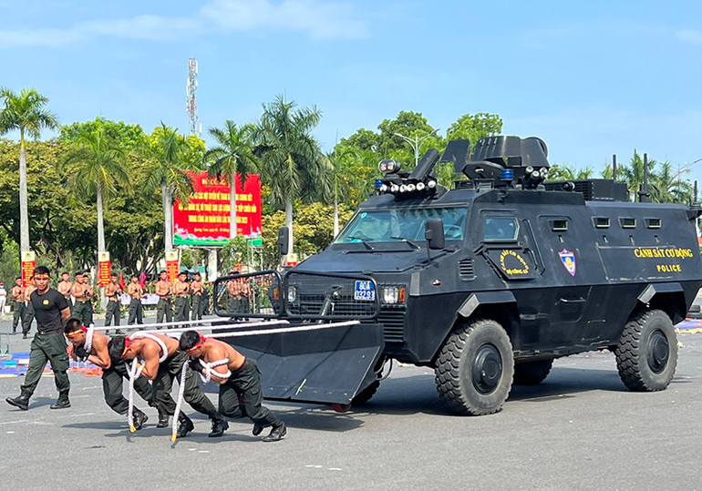 Các cán bộ, chiến sĩ biểu diễn một số nội dung tại lễ khai mạc.