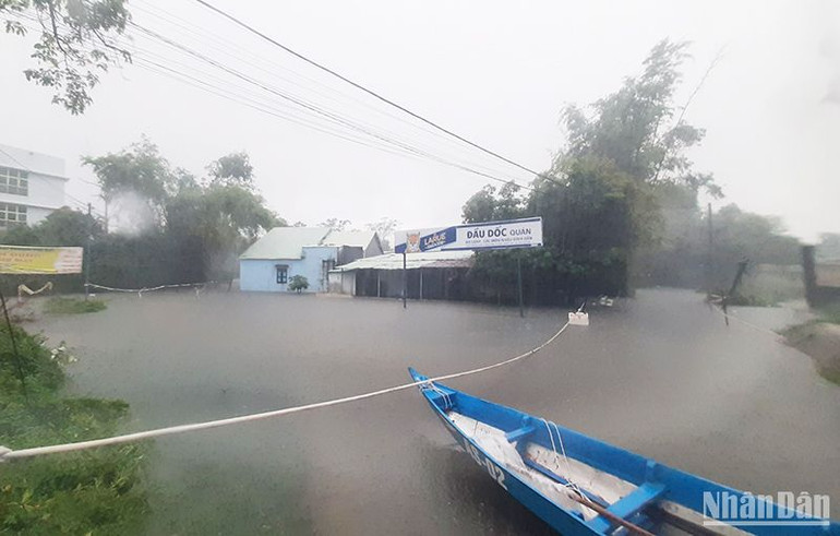 Nhiều nhà dân ở phường An Sơn (thành phố Tam Kỳ) bị ngập sâu.