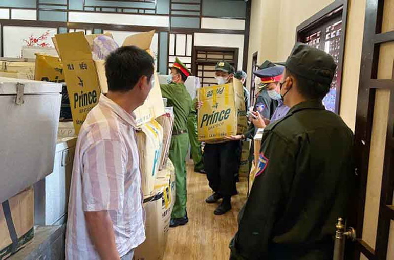 Cơ quan chức năng khám xét nhà ở của bà Hoàng Thị Kim Châu.