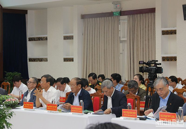 Các nhà khoa học, chuyên gia cùng các đồng chí lãnh đạo, nguyên lãnh đạo tỉnh qua các thời kỳ tham dự hội thảo.