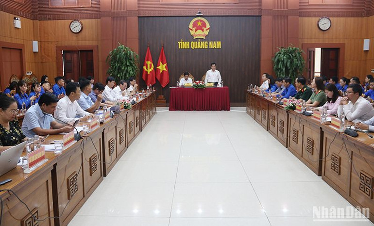 Chủ tịch Ủy ban nhân dân tỉnh Lê Văn Dũng ghi nhận, trả lời các đề xuất, kiến nghị của đoàn viên thanh niên.