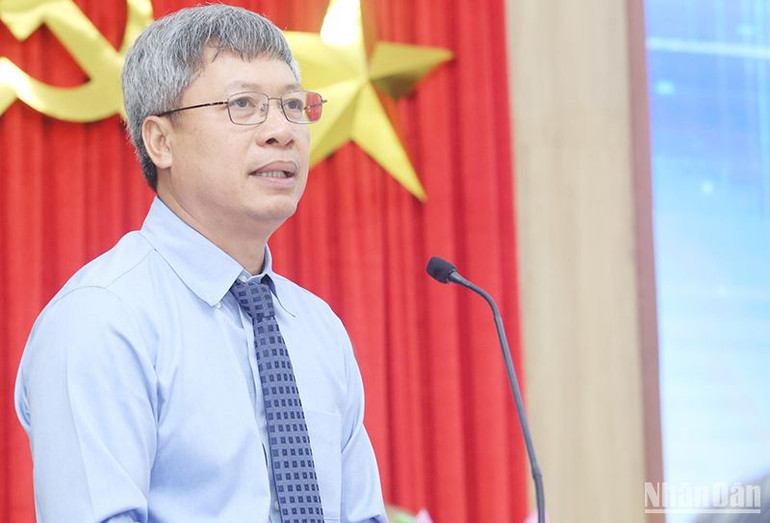 Quyền Chủ tịch Ủy ban nhân dân tỉnh Hồ Quang Bửu phát biểu tại buổi lễ trao thưởng