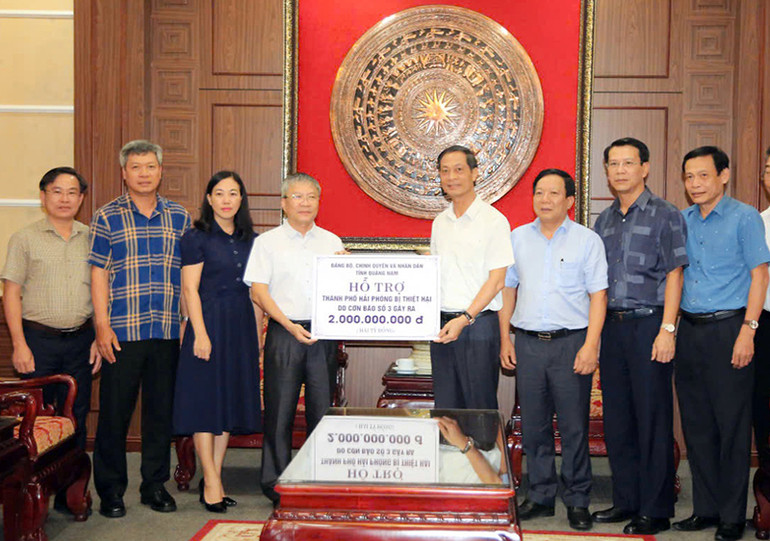 Phó Bí thư Thường trực Tỉnh ủy, Chủ tịch Hội đồng nhân dân tỉnh Quảng Nam Nguyễn Đức Dũng cùng đoàn công tác của tỉnh (bên trái) đến thăm, động viên, chia sẻ khó khăn của thành phố Hải Phòng.