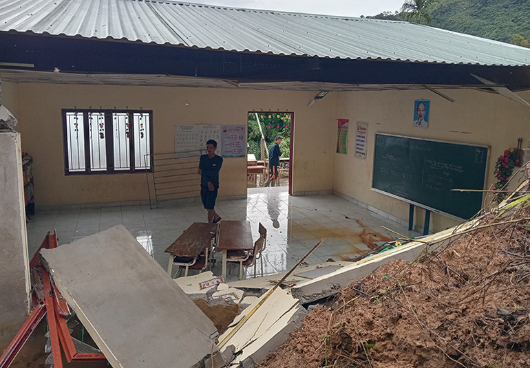 Tường xây phía sau của phòng học tại điểm trường Tak Cui bị đất, đá đổ xuống gây thiệt hại. Tường xây phía sau của phòng học tại điểm trường Tak Cui bị đất, đá đổ xuống gây thiệt hại.