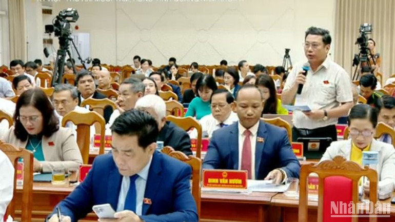 Đại biểu Hội đồng nhân dân tỉnh chất vấn các cơ quan chức năng về những tồn tại trong triển khai thực hiện các chương trình về y tế, giáo dục ở khu vực miền núi của tỉnh.