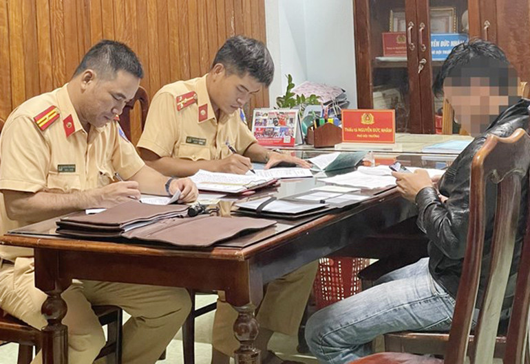 Công an lập biên bản xử lý một tài xế vi phạm trật tự, an toàn giao thông khi điều khiển phương tiện trên địa bàn thành phố Tam Kỳ (Quảng Nam)