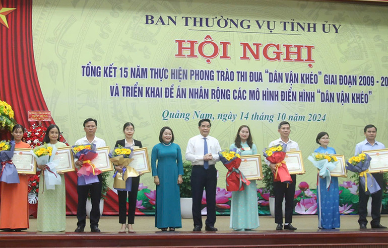 Các đồng chí đại diện lãnh đạo tỉnh trao Bằng khen của Ủy ban nhân dân tỉnh tặng cá nhân có thành tích xuất sắc trong phong trào thi đua "dân vận khéo".