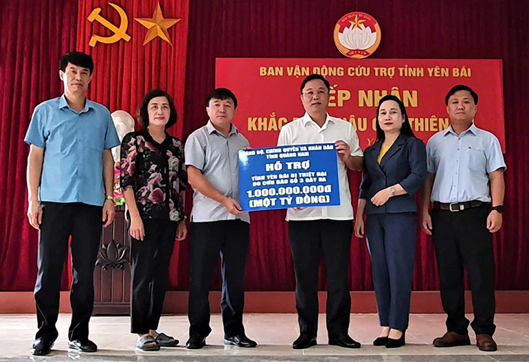 Đoàn công tác của tỉnh Quảng Nam do Chủ tịch Ủy ban Mặt trận Tổ quốc Việt Nam tỉnh Lê Trí Thanh làm trưởng đoàn đã đến thăm, động viên, chia sẻ khó khăn và trao tiền hỗ trợ tại tỉnh Yên Bái.