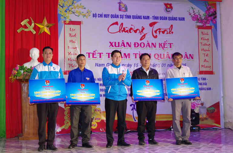 Đại diện Tỉnh đoàn Quảng Nam trao tặng công trình thắp sáng vùng quê bằng năng lượng mặt trời. Đại diện Tỉnh đoàn Quảng Nam trao tặng công trình thắp sáng vùng quê bằng năng lượng mặt trời.