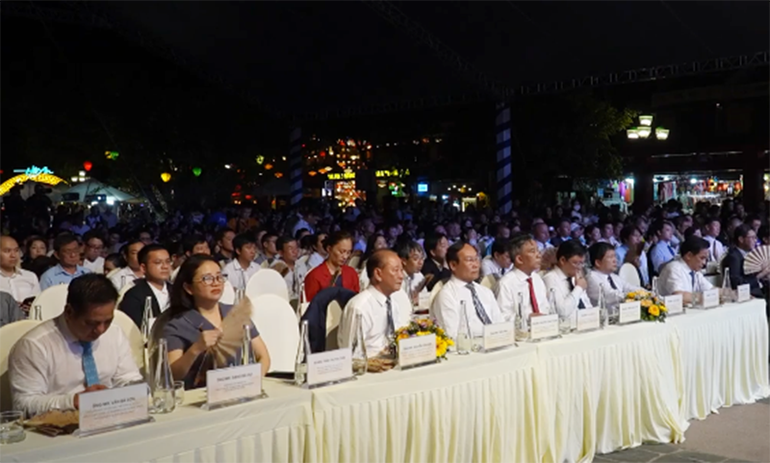 Đông đảo cán bộ, người dân và du khách tham dự lễ khai mạc sự kiện Giao lưu văn hóa Hội An-Nhật Bản lần thứ 20.