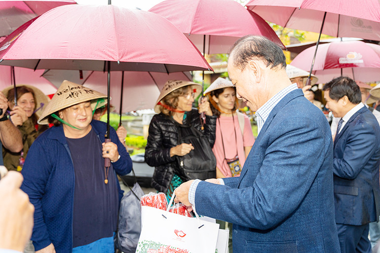Lãnh đạo thành phố Hội An trao quà tặng Đoàn khách quốc tế đầu tiên đến tham quan Khu phố cổ Hội An