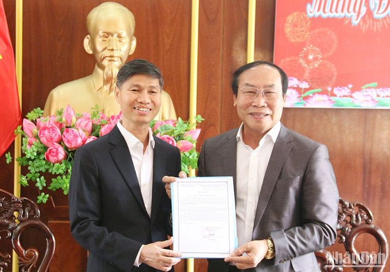 Chủ tịch Ủy ban Mặt trận Tổ quốc Việt Nam tỉnh Quảng Nam Võ Xuân Ca (bên phải) trao Thư cảm ơn của tỉnh cho đại diện THACO. Chủ tịch Ủy ban Mặt trận Tổ quốc Việt Nam tỉnh Quảng Nam Võ Xuân Ca (bên phải) trao Thư cảm ơn của tỉnh cho đại diện THACO.