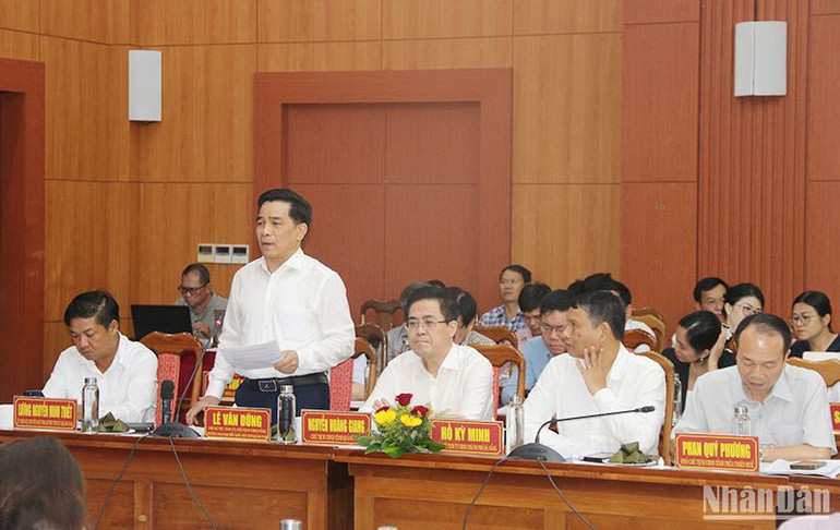 Chủ tịch Ủy ban nhân dân tỉnh Quảng Nam Lê Văn Dũng đề nghị Bộ Giao thông vận tải quan tâm bố trí nguồn vốn để đầu tư các công trình trên địa bàn tỉnh Quảng Nam.