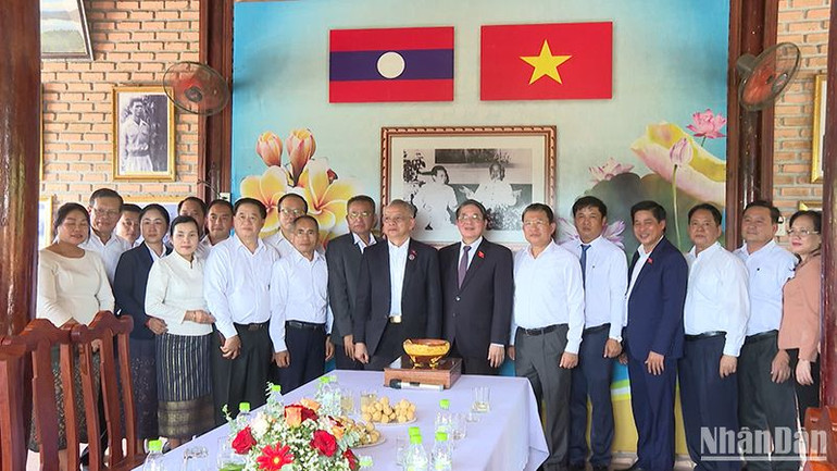 Phó Chủ tịch Quốc hội Nguyễn Đức Hải và Phó Chủ tịch Quốc hội Lào Sommad Pholsena cùng Đoàn công tác của Quốc hội 2 nước đã đến thăm, viếng hương Khu kháng chiến Hạ Lào (tại huyện Phú Ninh, Quảng Nam).