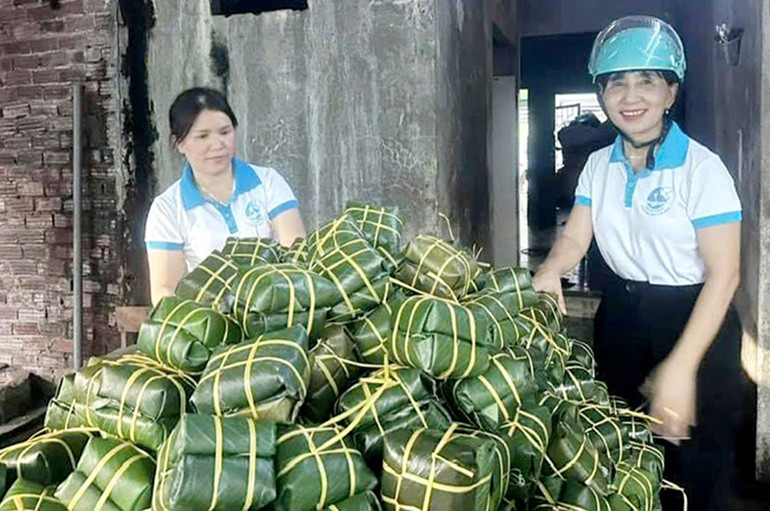 Hội Liên hiệp Phụ nữ thành phố Tam Kỳ vận động hội viên đóng góp, tham gia gói bánh chưng gửi tặng người dân vùng lũ tỉnh Tuyên Quang.