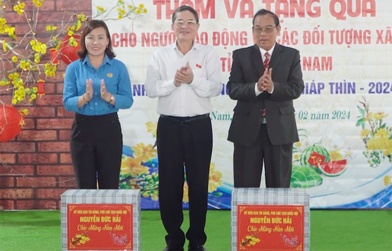 Phó Chủ tịch Quốc hội Nguyễn Đức Hải trao quà Tết tặng đại diện các đơn vị tại Quảng Nam. Phó Chủ tịch Quốc hội Nguyễn Đức Hải trao quà Tết tặng đại diện các đơn vị tại Quảng Nam.