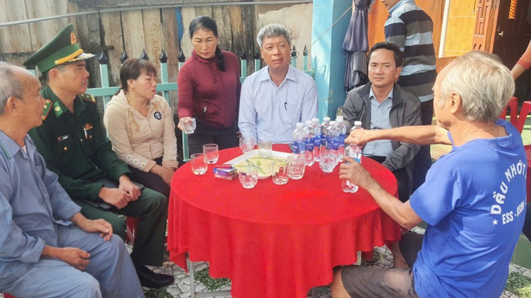 Phó Chủ tịch Ủy ban nhân dân tỉnh Hồ Quang Bửu (thứ 3 từ trái sang) thăm hỏi, động viên gia đình có người thân gặp nạn do tàu chìm ngày 21/3.