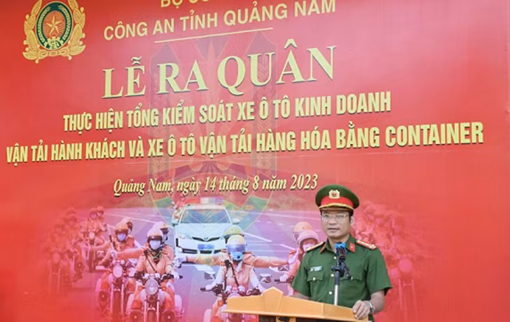 Đại tá Hồ Song Ân, Phó Giám đốc Công an tỉnh phát biểu chỉ đạo tại lễ ra quân