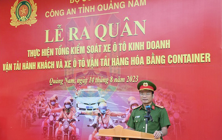 Đại tá Hồ Song Ân, Phó Giám đốc Công an tỉnh phát biểu chỉ đạo tại lễ ra quân