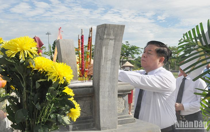 Đồng chí Nguyễn Trọng Nghĩa dâng hương tưởng nhớ các anh hùng liệt sĩ.