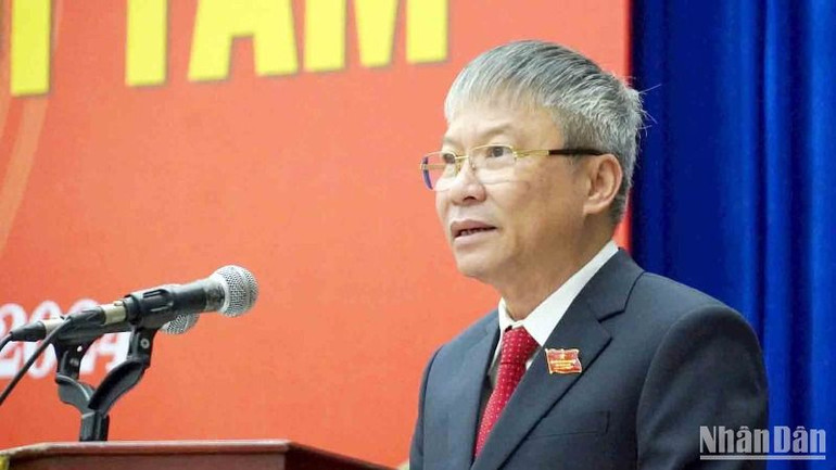 Đồng chí Nguyễn Đức Dũng, Phó Bí thư Thường trực Tỉnh ủy, Chủ tịch Hội đồng nhân dân tỉnh phát biểu bế mạc kỳ họp 28, Hội đồng nhân dân tỉnh Quảng Nam khóa 10.