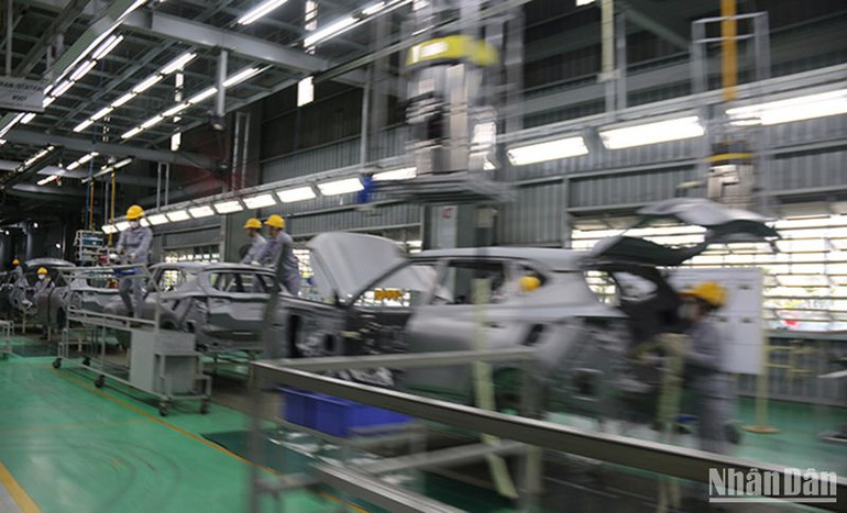 THACO phấn đấu năm 2024, đạt doanh số 95.400 xe các loại. THACO phấn đấu năm 2024, đạt doanh số 95.400 xe các loại.