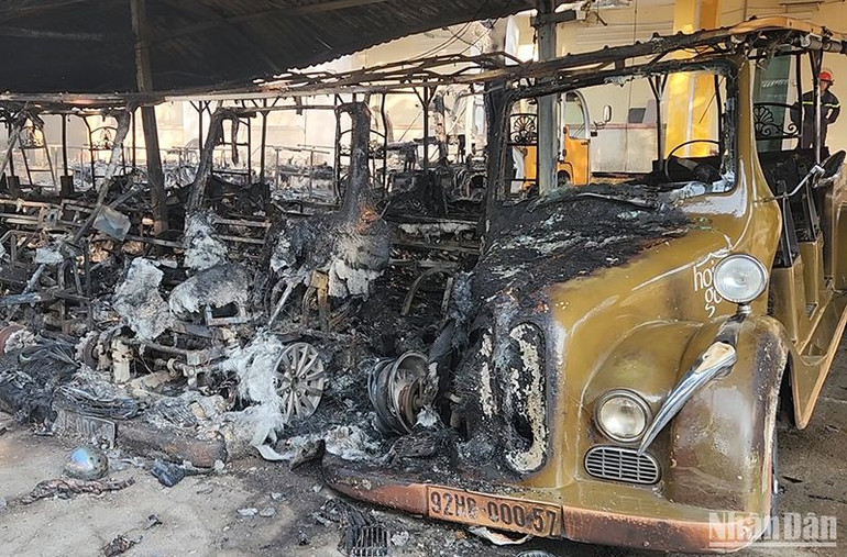Đám cháy được khống chế, nhưng có đến 40 xe điện bị thiêu rụi