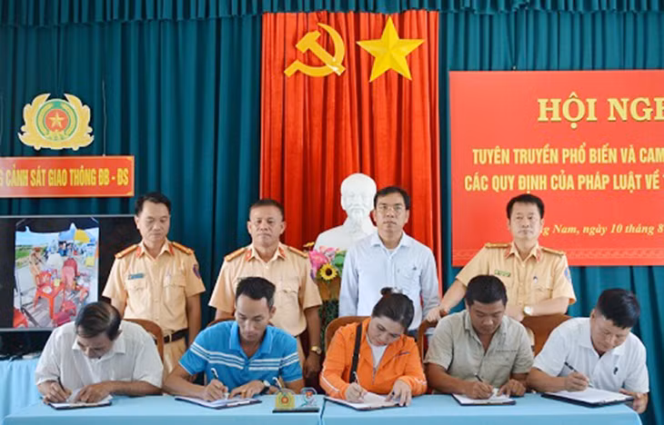Các chủ doanh nghiệp kinh doanh vận tải ký cam kết thực hiện các quy định của pháp luật về trật tự, an toàn giao thông đường bộ
