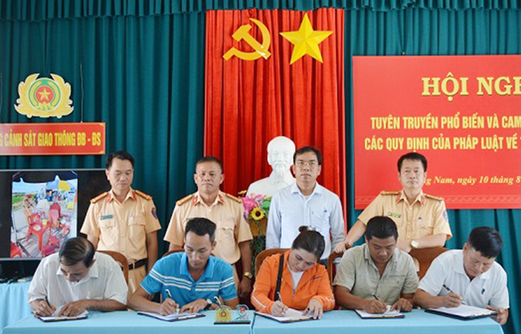 Các chủ doanh nghiệp kinh doanh vận tải ký cam kết thực hiện các quy định của pháp luật về trật tự, an toàn giao thông đường bộ