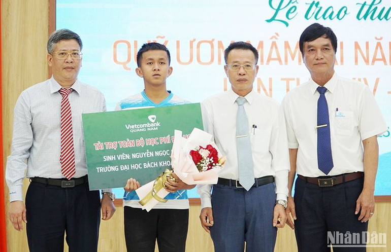 Vietcombank - Chi nhánh Quảng Nam tài trợ toàn bộ học phí cho em Nguyễn Ngọc Phước.