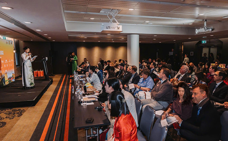 Chương trình giới thiệu du lịch Quảng Nam-Đà Nẵng-Thừa Thiên Huế tại Australia thu hút gần 100 đại biểu đến từ các công ty du lịch, hãng hàng không... Chương trình giới thiệu du lịch Quảng Nam-Đà Nẵng-Thừa Thiên Huế tại Australia thu hút gần 100 đại biểu đến từ các công ty du lịch, hãng hàng không...