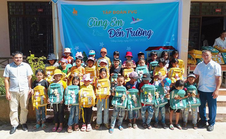 Trao tặng quà tại Trường tiểu học, trung học Phan Bội Châu, xã Kà Dăng (huyện Đông Giang) Trao tặng quà tại Trường tiểu học, trung học Phan Bội Châu, xã Kà Dăng (huyện Đông Giang)