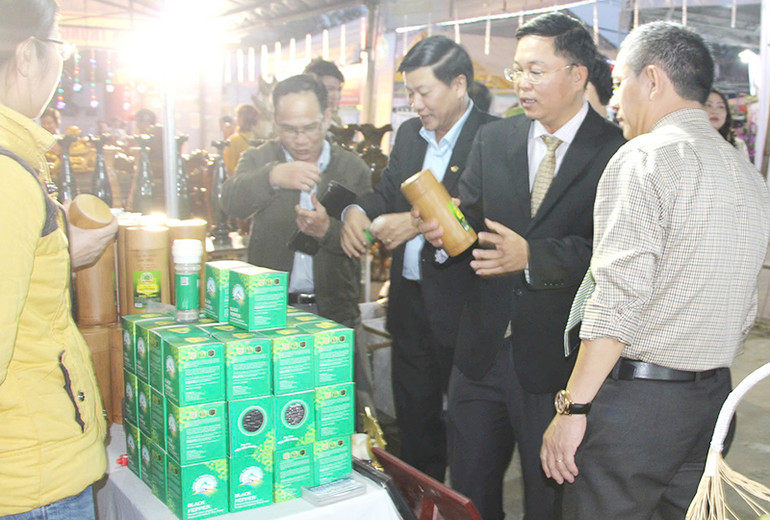 Chủ tịch Ủy ban Mặt trận Tổ quốc Việt Nam tỉnh Quảng Nam Lê Trí Thanh (thứ 2, từ phải sang) tham quan gian hàng giới thiệu, quảng bá các sản phẩm OCOP của tỉnh trong năm 2024 Chủ tịch Ủy ban Mặt trận Tổ quốc Việt Nam tỉnh Quảng Nam Lê Trí Thanh (thứ 2, từ phải sang) tham quan gian hàng giới thiệu, quảng bá các sản phẩm OCOP của tỉnh trong năm 2024