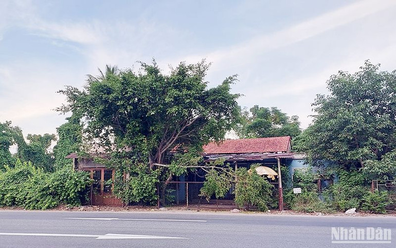 Do khu nhà nằm trong diện giải tỏa để làm đường, nên gia đình bà Bùi Thị Nuôi đi nơi khác ở và tạm đóng cửa ngôi nhà này.