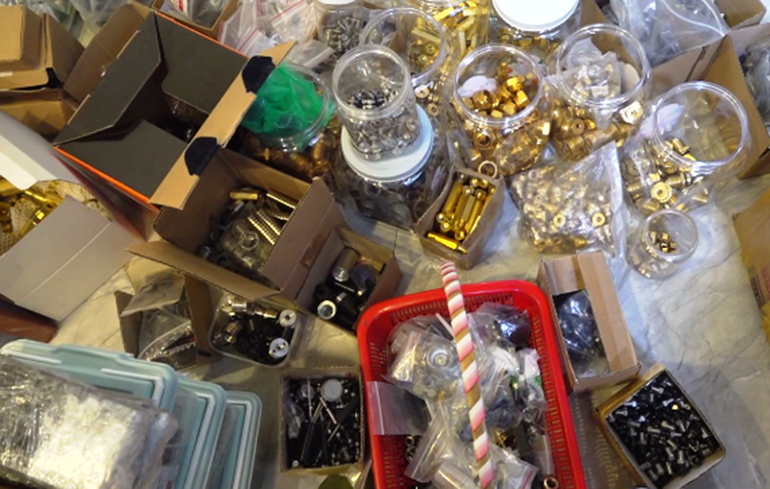 Công an lập biên bản thu giữ các linh kiện phục vụ cho việc chế tạo, lắp súng Công an lập biên bản thu giữ các linh kiện phục vụ cho việc chế tạo, lắp súng